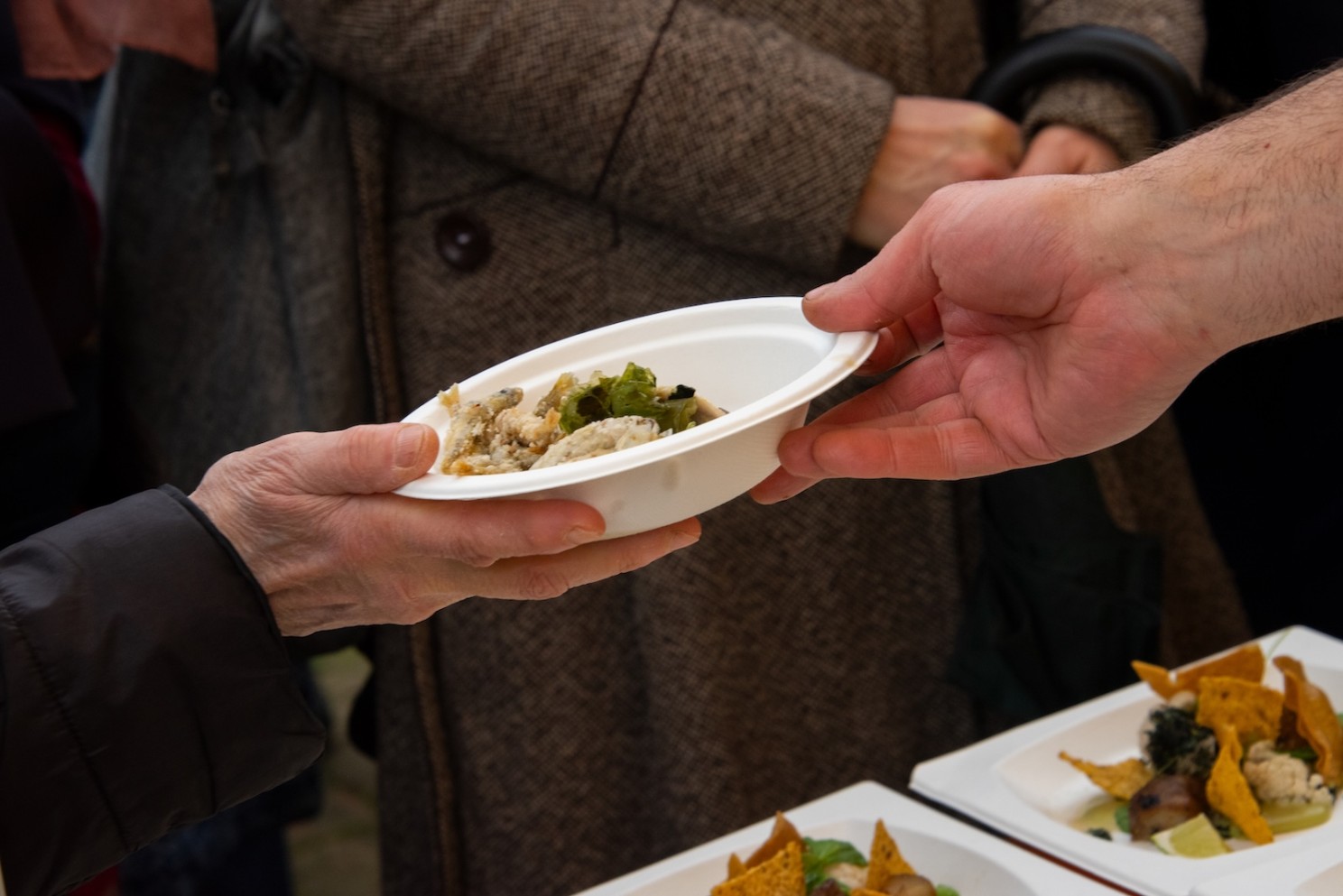 ▴ Preparing food I Photo by Alessandro Tretti Gastaldello.