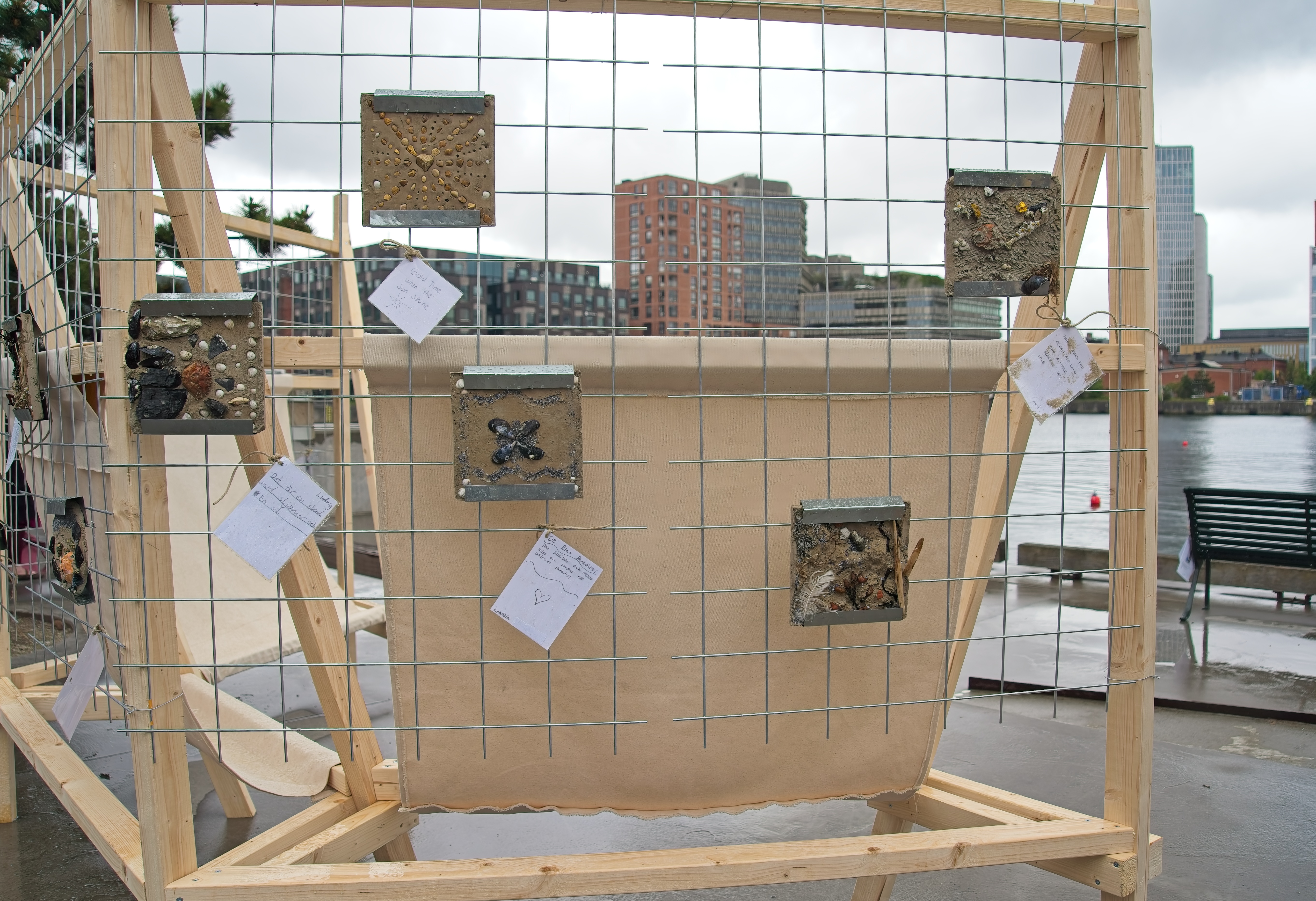 ▴ Participants reflected on their relationship with the ocean through the gentle rhythms of crafting tiles from ocean materials.