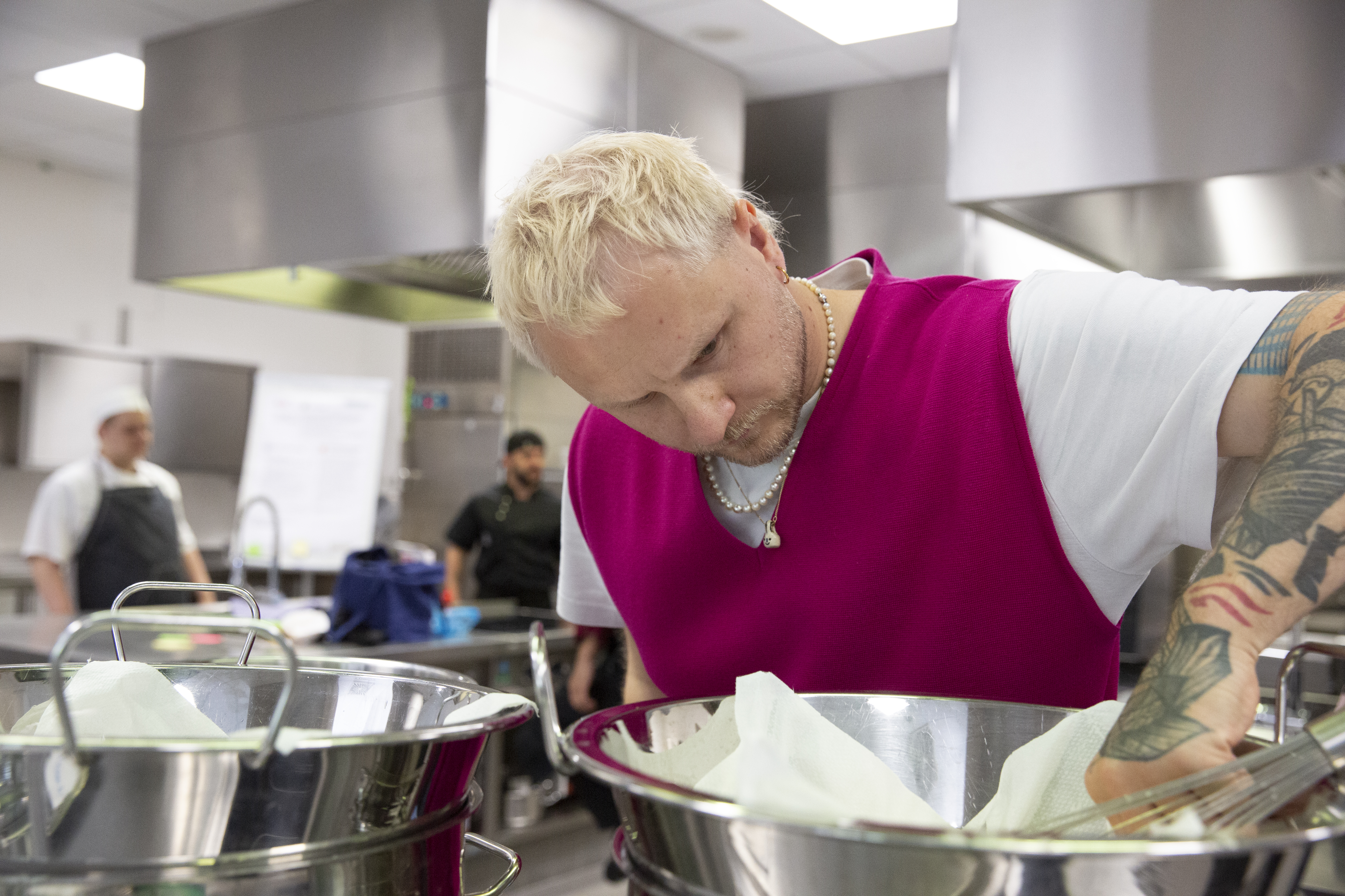 ▴ Class by School of Survival fellow, chef Aaron Hasenpusch (Restaurant Klinker) at the BS03 culinary school, Hamburg 2025 © Susanne Dupont.